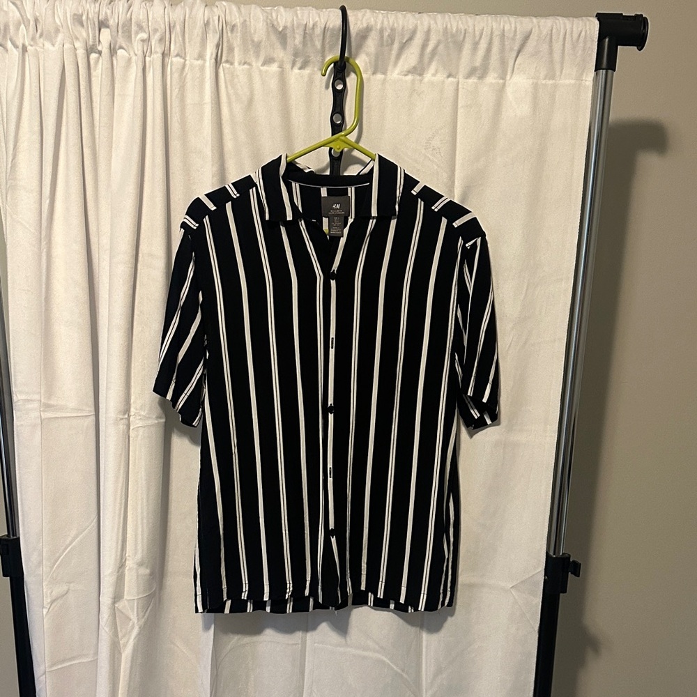 H&M Men's Black and White Striped Button Down Shirt